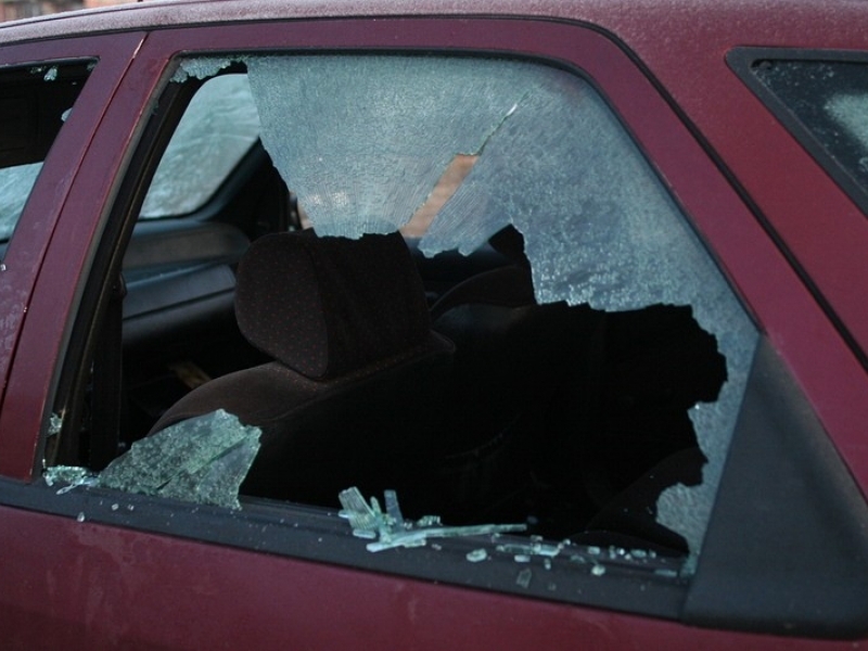 Шофьори в Славейков търсят кой чупи прозорците на колите им
