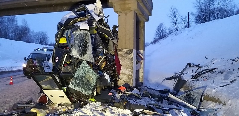 Смъртоносна катастрофа в Русия, автобус се вряза в мост