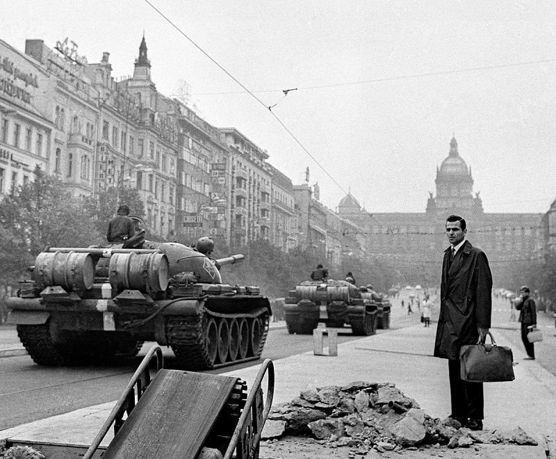 Фотоизложба връща спомена за Пражката пролет