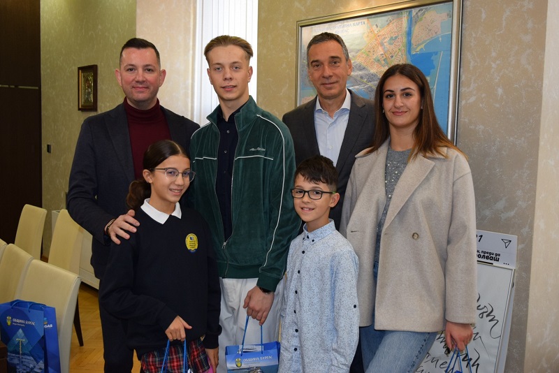 Кметът Димитър Николов поздрави бургаски състезатели по танци за успехите им