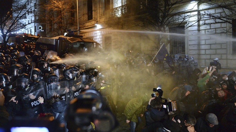 Протести, коктейли Молотов и сълзотворен газ в Грузия след приемането на спорен закон