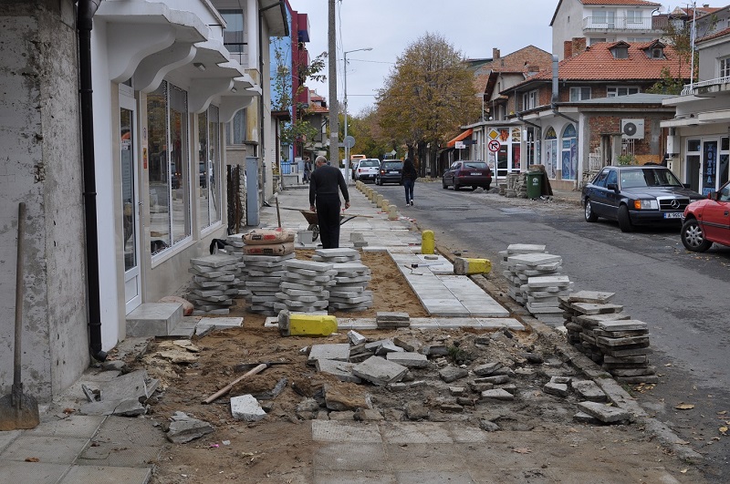 Подменят се тротоарните плочки на улици в Несебър