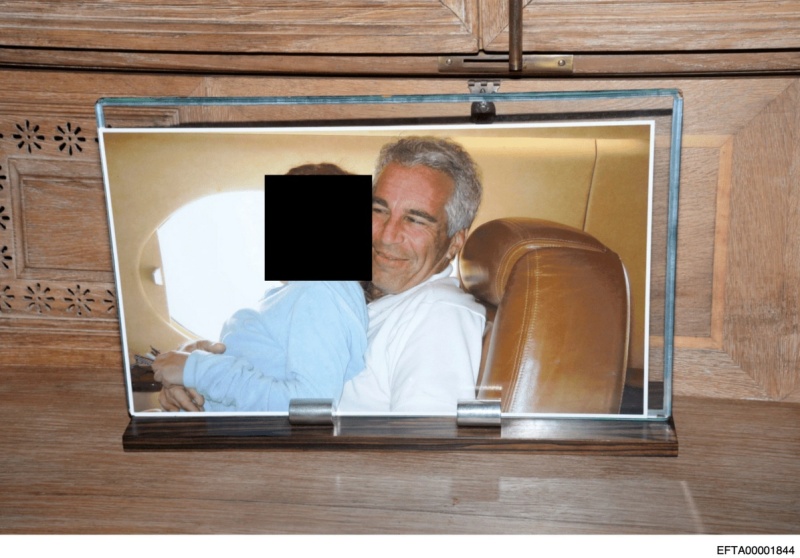 Колкото по-млади, толкова по-добре: 16-годишна намирала момичета за Епстийн