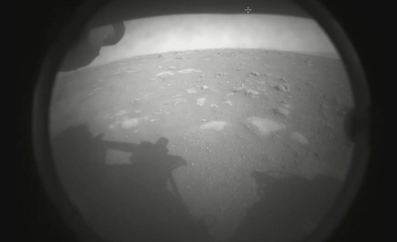 „Пърси“ кацна на Марс и прати първи снимки от червената планета