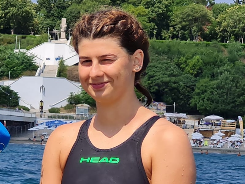 16-годишно момиче изпревари всички в плувния маратон от Острова до Моста