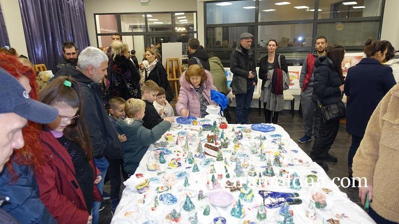 СУ „Иван Вазов“ кани бургазлии на традиционната коледна изложба „Керамика и живопис“