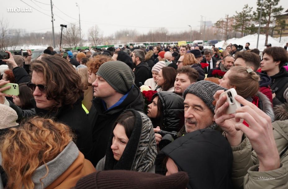 С аплодисменти изпращат Навални в последния му път, хиляди скандират името му