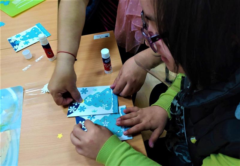 100 коледни картички изработиха децата от Дневния център в Приморски парк 