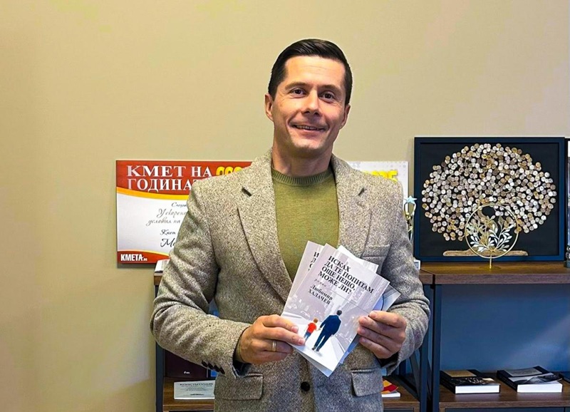 Проф. Любомир Халачев дари новата си книга на Царево