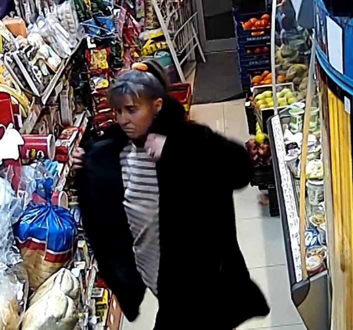 По-нагла кражба не сте виждали. Тази жена натъпка по дрехите си всевъзможни неща