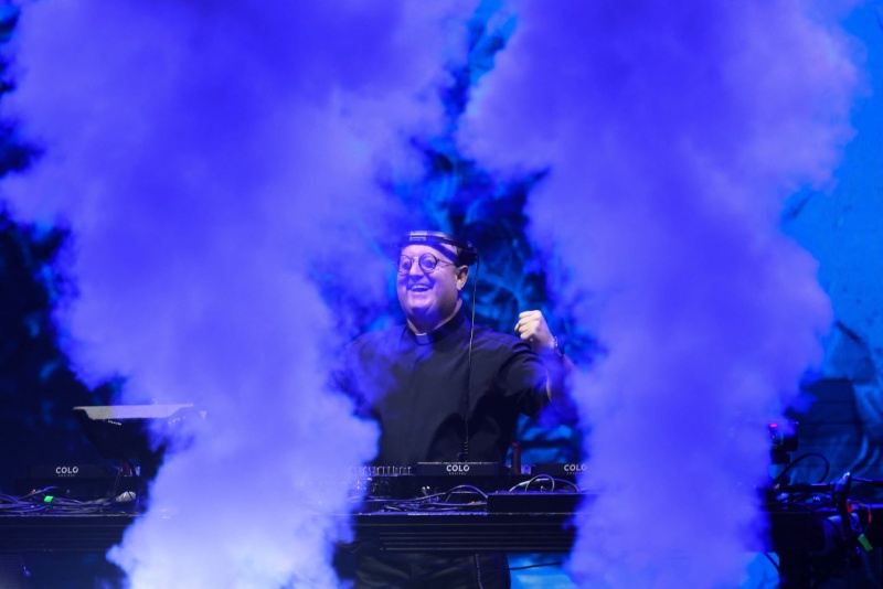 Концерт със свещеник диджей почете паметта на папа Франциск