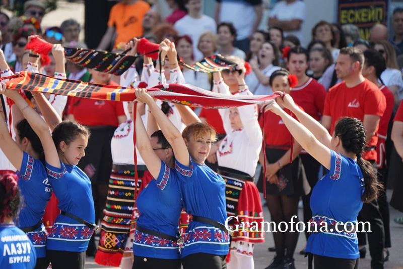 Огромно слънчево хоро се изви в центъра на Бургас