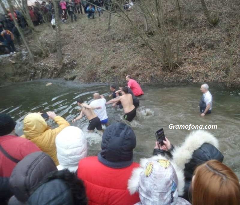 Прокурор скочи за кръста в ледените води в Айтос 