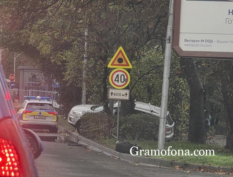 Две коли се помляха до УМБАЛ-Бургас (снимки)