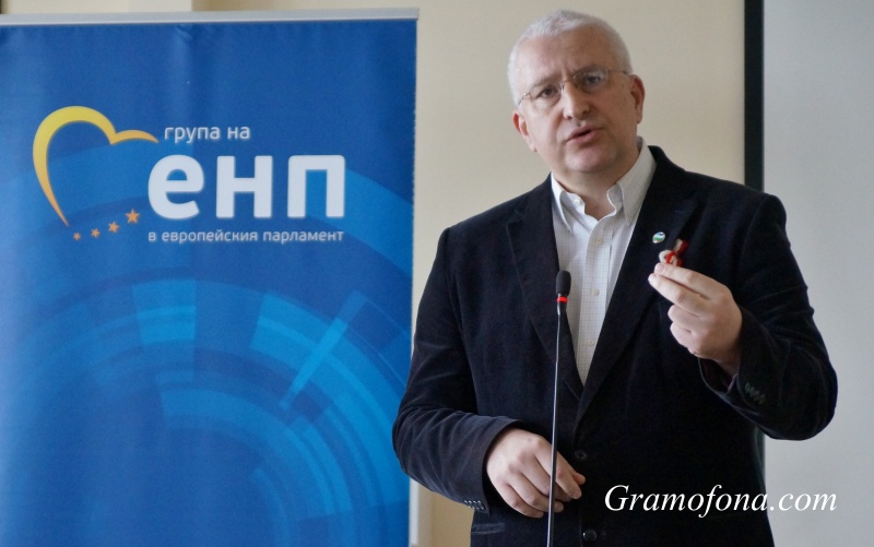 Изненада: Светослав Малинов няма да води евролистата на „Демократична България“