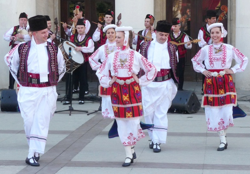 Богата фолклорна програма и народни борби в Меден рудник