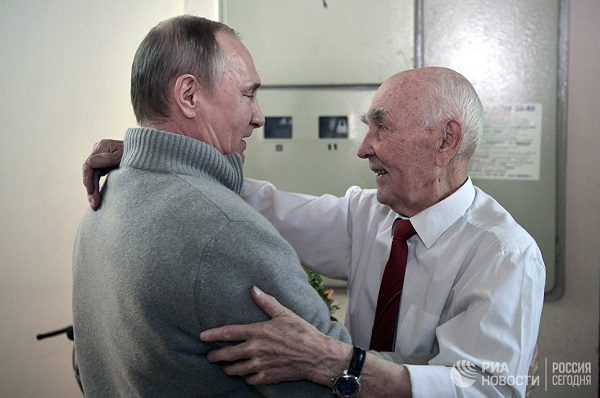 Путин на гости на шефа си от КГБ