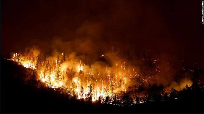 Калифорния се бори с най-тежкия горски пожар за годината