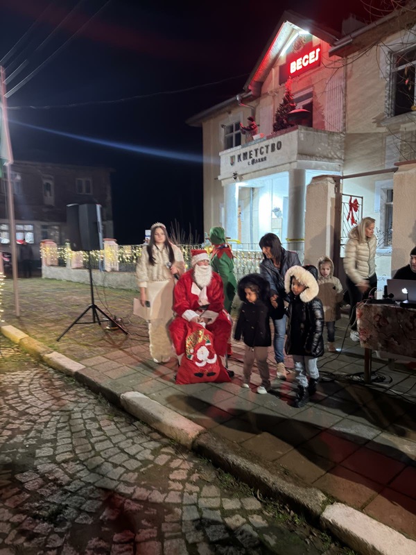 Децата на Факия очакваха и получиха вълнуващо коледно тържество 