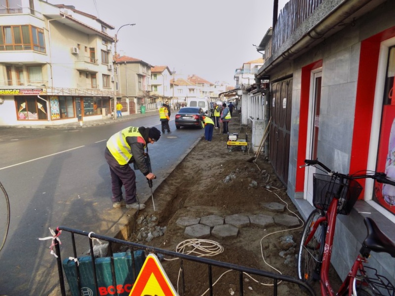 Поморие като строителна площадка – разкопават улици (СНИМКИ)