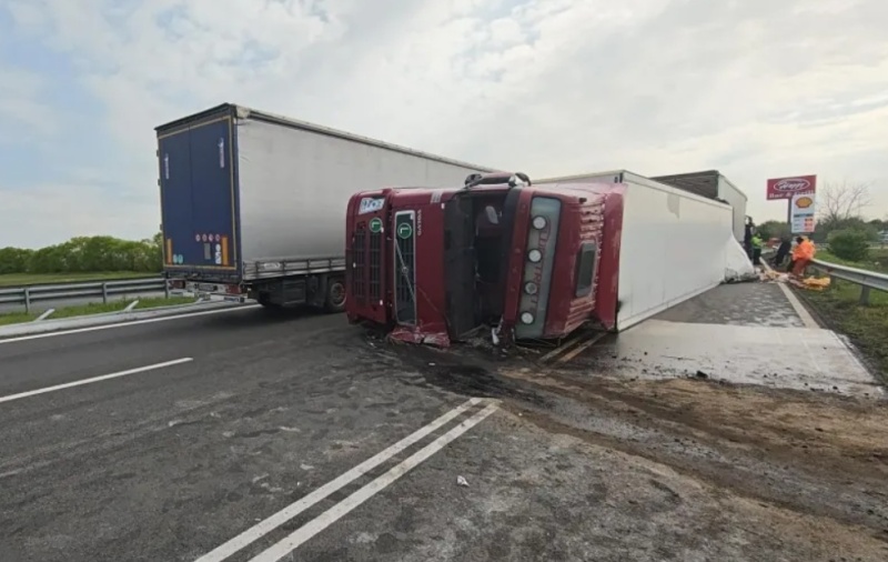 Тонове картофи заляха магистрала „Тракия“ след катастрофа