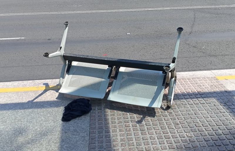 Изкъртиха седалките на автобусна спирка
