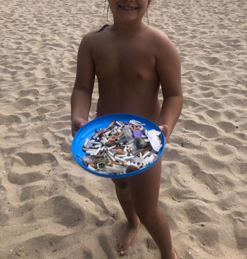 Семейство Зафирови чисти фасове от плажа с фризби 