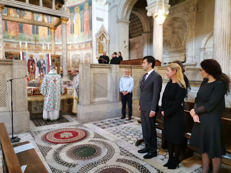 Премиерът Кирил Петков на поклонение пред мощите на Св. Кирил