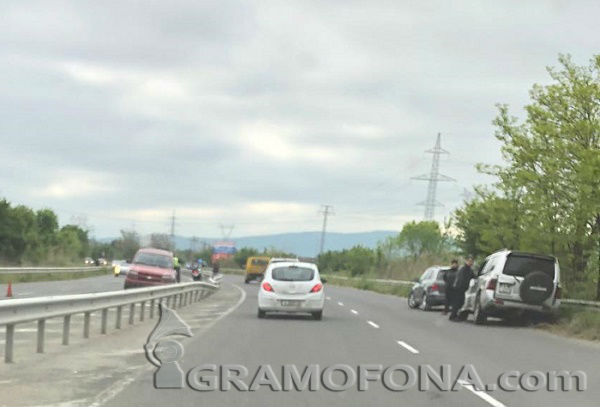 Двама в болница след катастрофата до Пода, трети се заби в мантинелата, докато гледа какво се случва