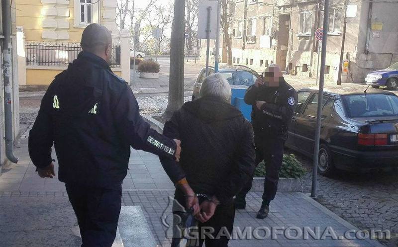 Показен арест на бивш военен в центъра на Бургас