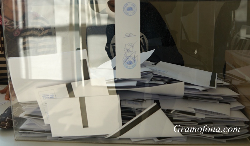Секция в Бургас започна гласуване с хартиени бюлетини