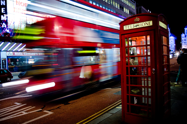 В Лондон изгониха гей двойка от автобус, целували се