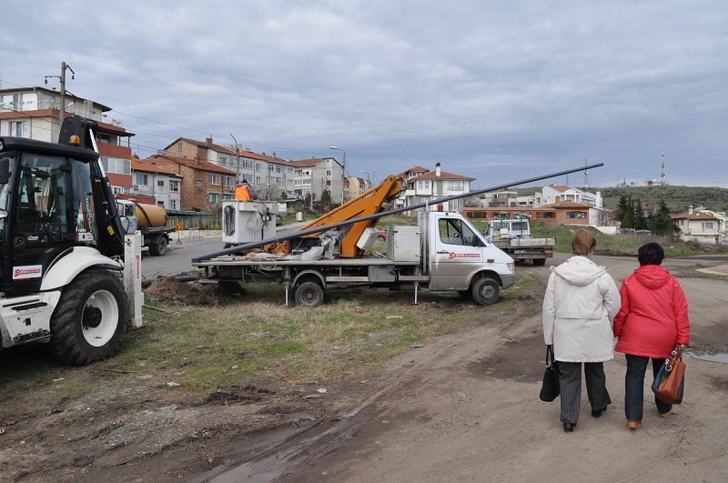 Общината монтира 51 нови стълба за улично осветление в Меден рудник