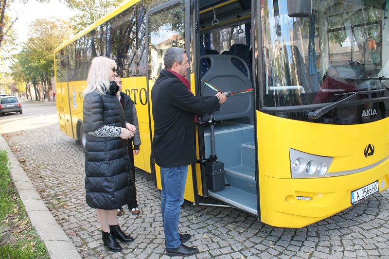 Нов училищен автобус за децата от община Царево
