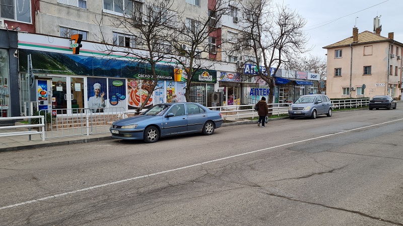 Прегради затварят достъпа до магазини в Долно Езерово, съветник пита защо са монтирани