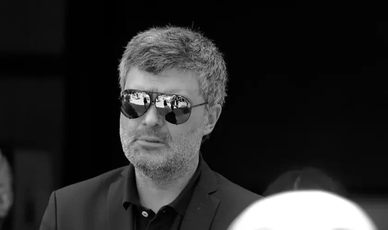 Близки, роднини и приятели изпращат Тодор Славков в последния му път утре
