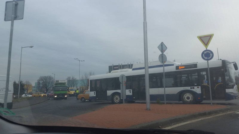 Трошка в сблъсък с модерен автобус в Бургас