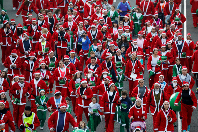 Хиляди, облечени като Дядо Коледа, се състезаваха в Мадрид