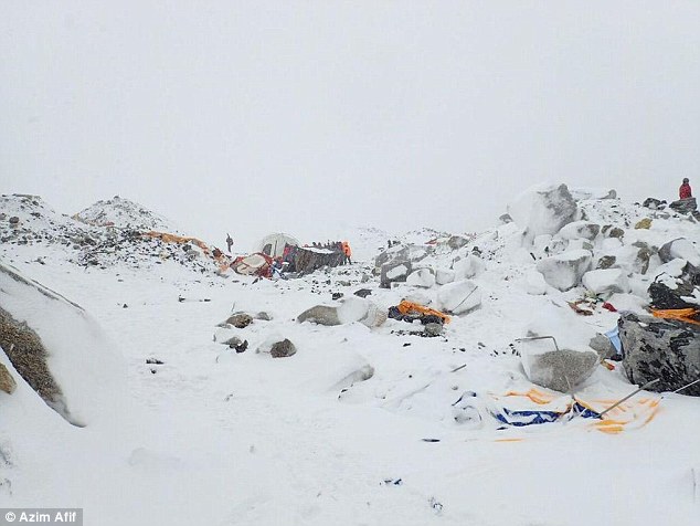 Лавина погреба базовия лагер на Еверест, 10 са загиналите