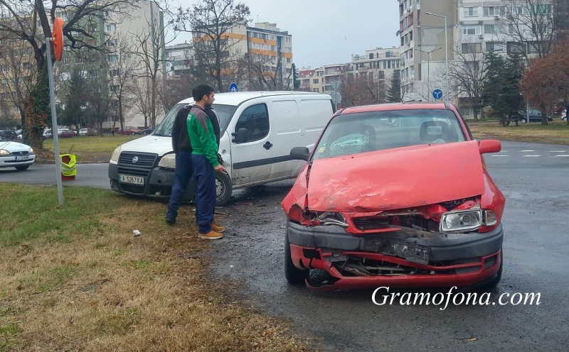 Катастрофа в Бургас, два автомобила са разбити (СНИМКИ)