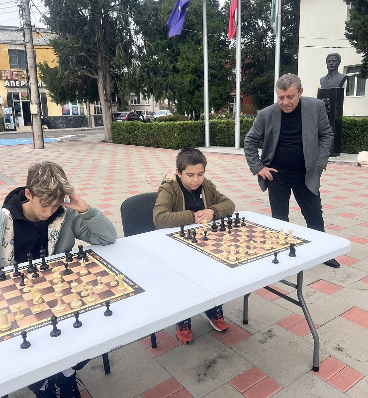 Десетки деца от Камено направиха първи стъпки в света на шаха