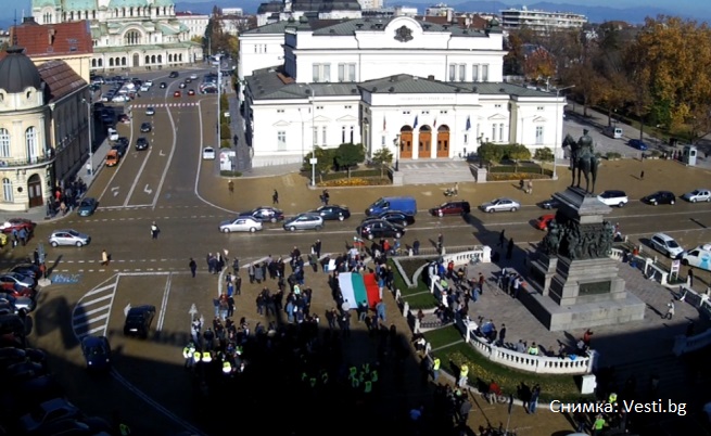 Протестъри обявиха Елена Иванова за министър на туризма, Цвета Кирилова за премиер