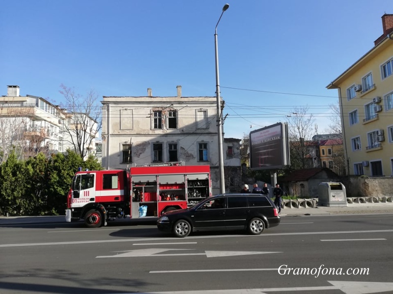 Пожар в необитаема сграда в центъра на Бургас