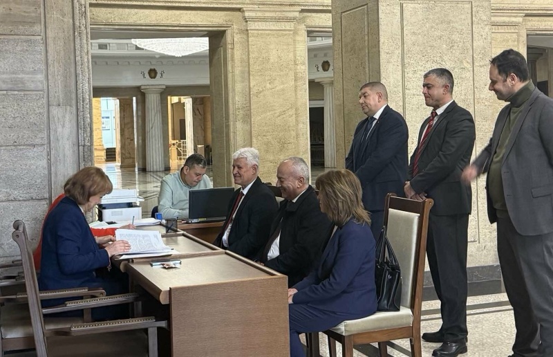 Румен Радев се регистрира за изборите в коалиция 