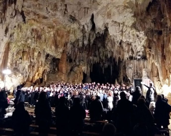 Бургаски хор огласи пещера в Словения