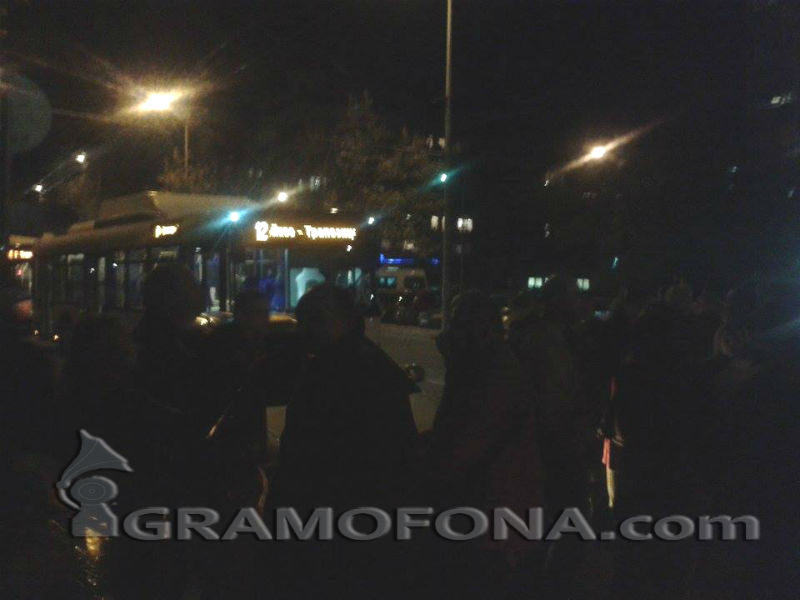 Полицаи блокираха улицата пред Областната дирекция в Бургас