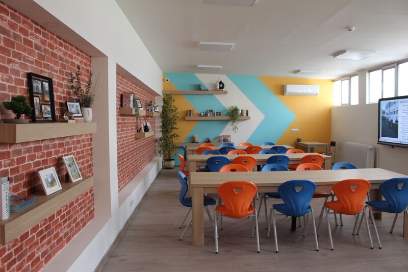 За първи път в историята на Бургас: бивши ученици създадоха литературен кабинет в памет на своя директор