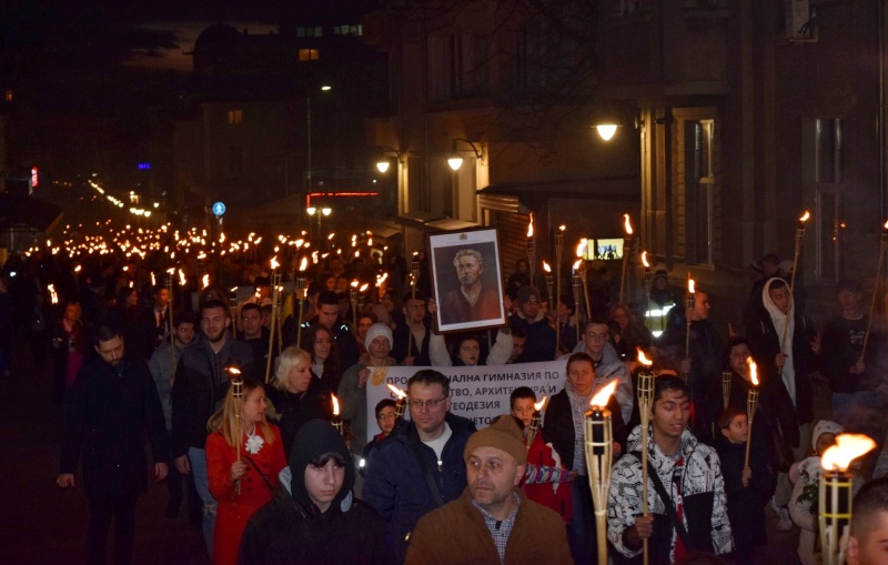 Хиляди факли осветиха Бургас в памет на Левски