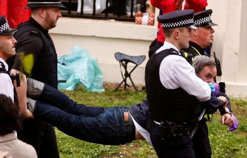 Британската полиция арестува 52 души по време на коронацията на Чарлз