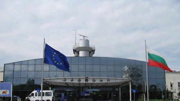 Летище София блокирано заради съмнителен бус